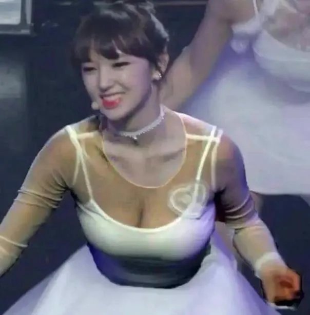 程潇的胸部有多大:程潇是多大罩杯看起来好大