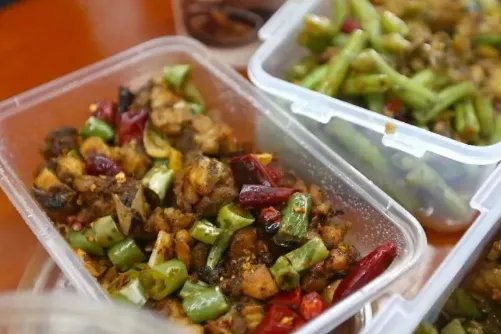 吉林一高校流浪狗常偷学生外卖藏着吃，你对这一幕怎么看？