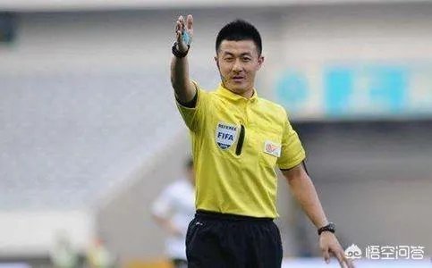 同为中超首批签约职业裁判，为什么外籍裁判年薪数百万，而国内裁判只有几十万呢？