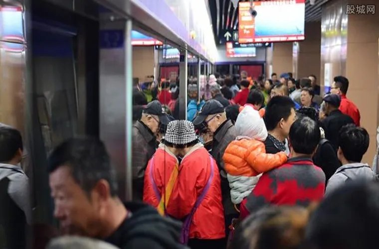 地铁11号线试乘体验 免费试乘挤爆地铁站