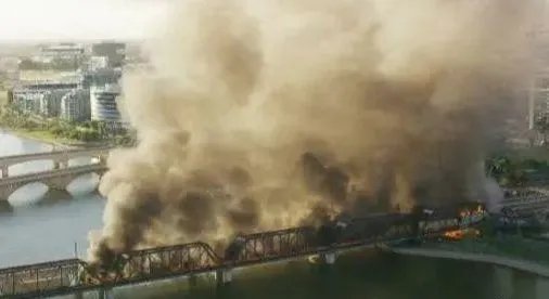 美国一运有化学品列车脱轨起火，此列车着火原因是什么？