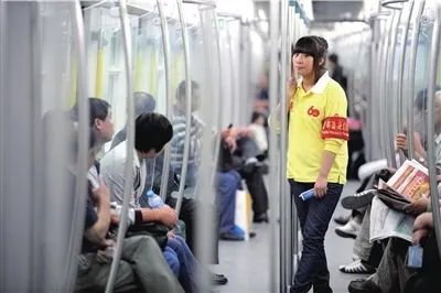 19岁地铁安全员偷闻女乘客头发，最后是如何处理的？