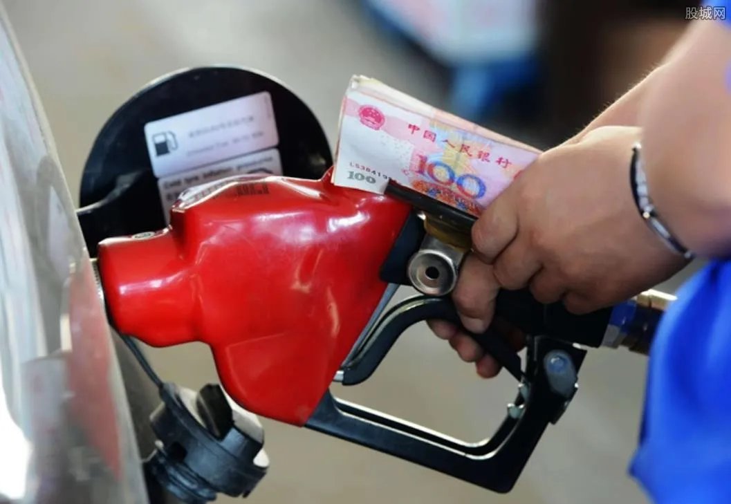 小伙在俄罗斯花170元加76升油 价格比矿泉水便宜