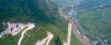 中国工程师如何使用无人机修建悬索桥？