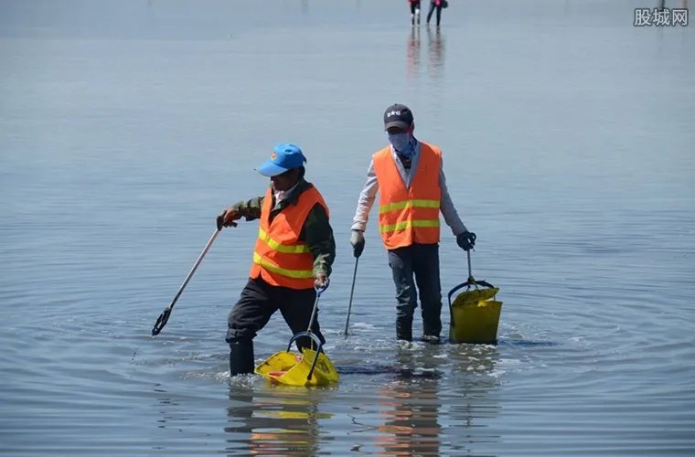 天空之境变垃圾场 部分游客自行买鞋套价格贵还不环保