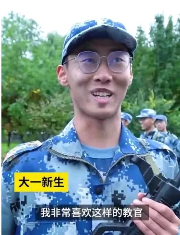 参与国庆大阅兵女生回母校当教官,学生对她的评价如何?