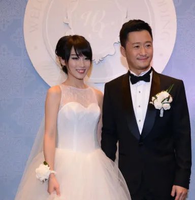 吴京用屁股帮跟拍关车门，他这是在支持跟拍吗？