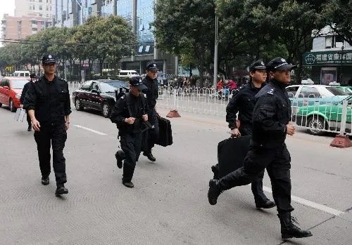 女人堆里的男保安的内容简介