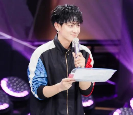 黄子韬深夜现身急诊，他本人是如何回应这件事的？