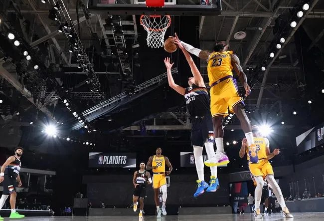 湖人夺得西决赛点,如何评价这场比赛?