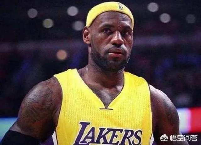 隆多加盟湖人首秀，与掘金季前赛首节比赛中隆指导召集詹姆斯等队友讲战术，你怎么看？