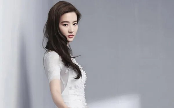 刘亦菲提名土星奖最佳女主角，她担任主角出演过哪些电影？