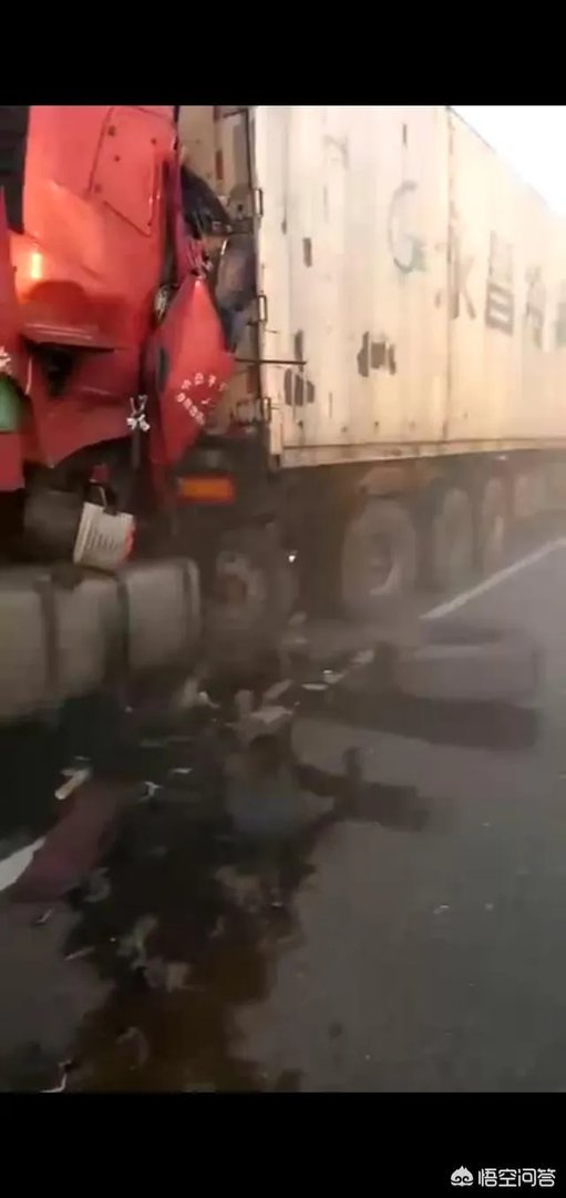 在大广高速平舆县杨埠收费站发生车祸，对此你怎么看？