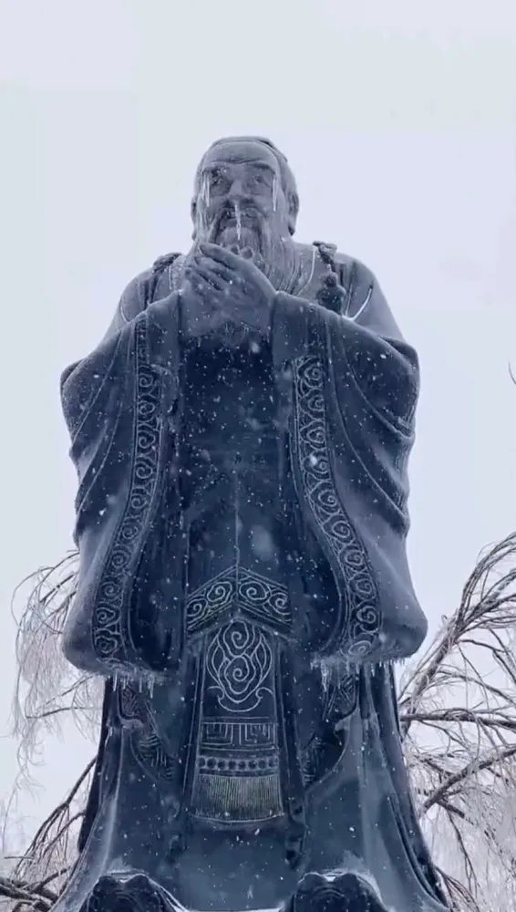 东北一高校孔子雕像被冻得流鼻涕 网友:快给披件衣服