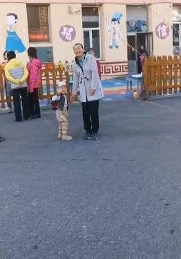 宝宝上幼儿园边哭边鞠躬，为何说又好笑又可怜？