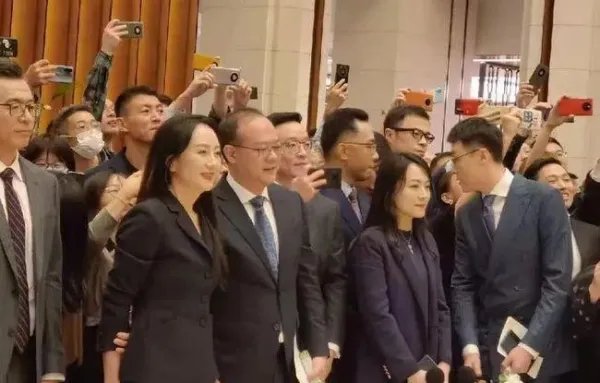 隔离期结束孟晚舟回华为上班了，在她的带领下，公司未来的前景如何？