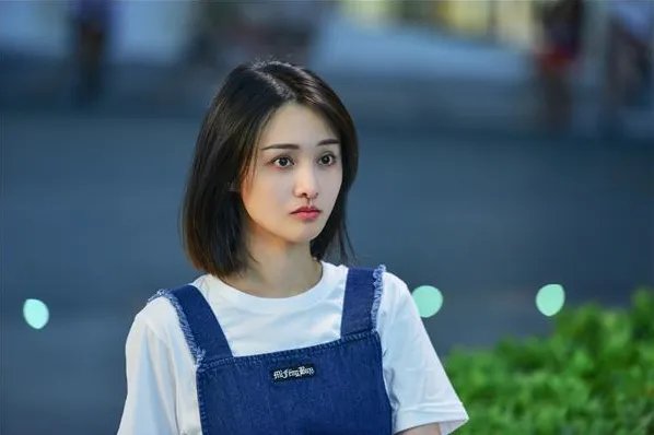 郑爽因在节目中cue金晨邓伦而被网友骂惨，直爽的性格给她带来哪些弊端？