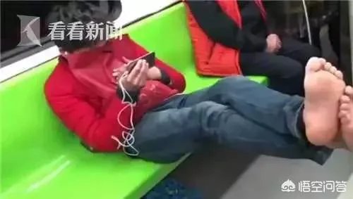 男子地铁当众脱鞋，你怎么看？