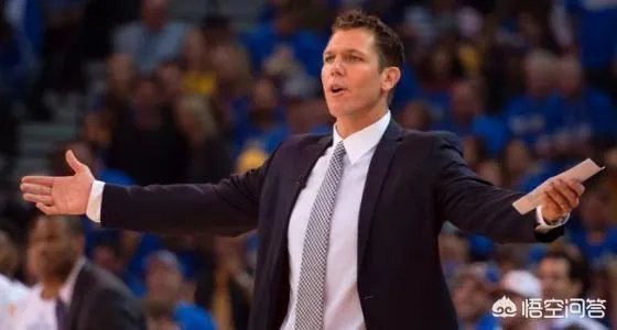 隆多加盟湖人首秀，与掘金季前赛首节比赛中隆指导召集詹姆斯等队友讲战术，你怎么看？