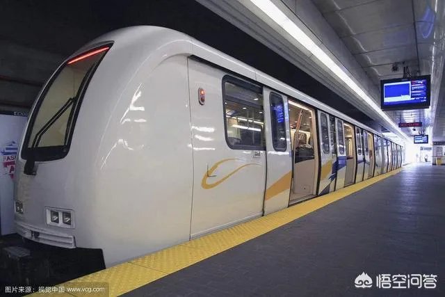 男子地铁当众脱鞋,你怎么看?