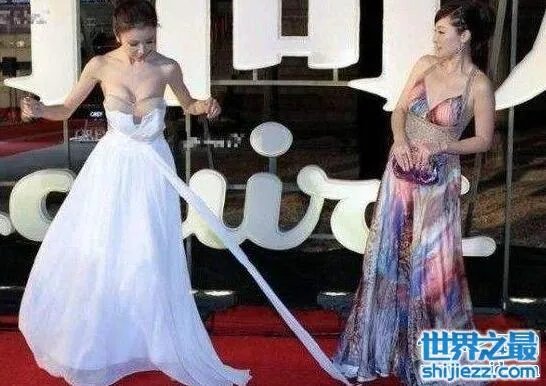 孙菲菲踩裙门图片,当众露出乳贴(大胸都是假的)