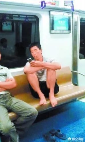 男子地铁当众脱鞋,你怎么看?