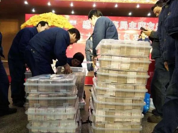 如何看待江西钢企给每位员工发轿车的举动呢？