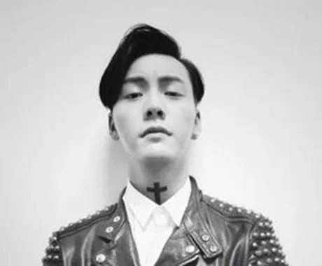 陈伟霆十字架纹身 陈伟霆为阿Sa改纹身