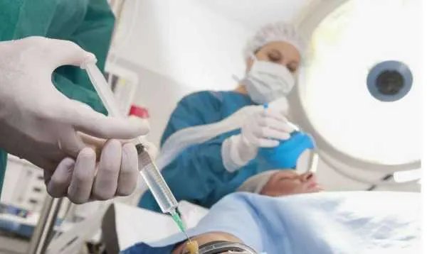 医院门口车祸无人救，医生不能脱岗是理由吗？