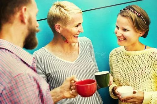 郑州一醉酒男子走错KTV包房成气氛组,你如何看待这样的自来熟?