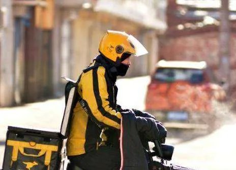 代表建议强制平台为外卖小哥买意外险，你对这个提议怎么看？