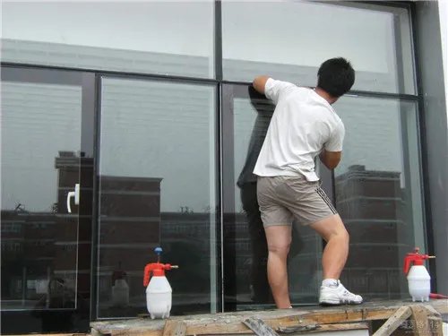 玻璃窗贴膜的好处 玻璃窗贴膜步骤