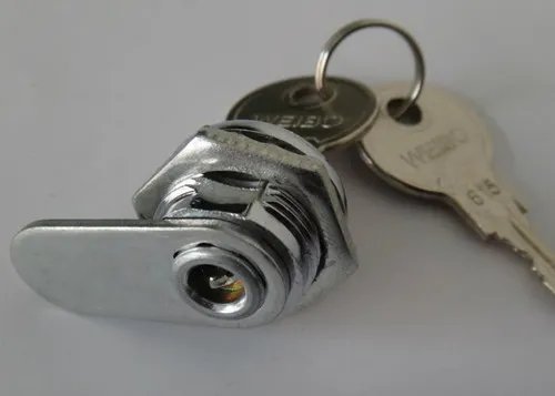 防盗门钥匙插在里面外面怎么开