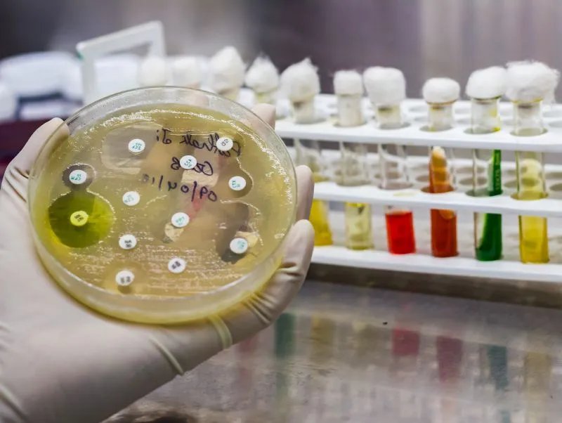 一男子故意将口水涂抹在电梯按键上被行拘！群众出门是否需要戴手套防护呢？