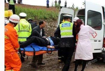 河北运钞车与客车迎头相撞造成了什么严重后果？