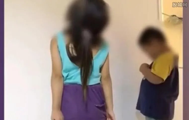 小孩鬼探头被撞家长罚其面壁思过 家长举动被人点赞