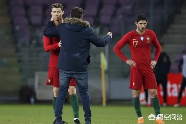 C罗近日在友谊赛中遭迷弟强吻，那么梅西有被男球迷强吻的经历吗？