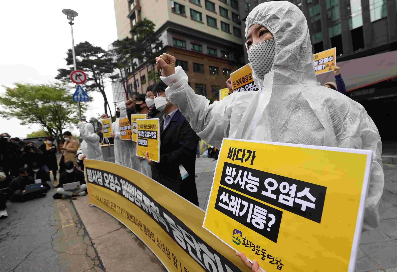 韩国民众抗议日本排污进海，对于日本的行为我们是否应该严厉阻止？