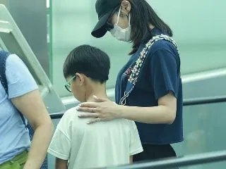 白百何带大儿子现身，为什么小肚腩最为抢镜呢？