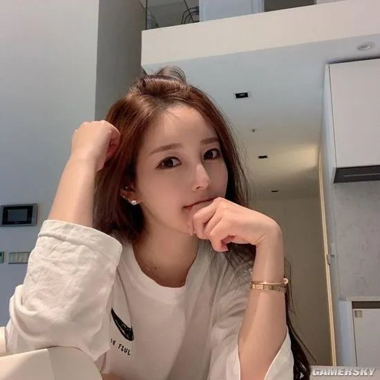 韩国美女漫画家走红网络 二次元身材亲自COS女主角