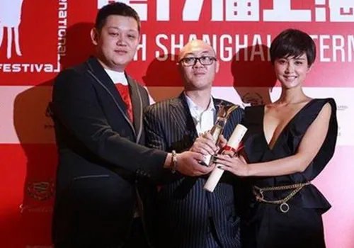 演员黄海波新片获奖  张歆艺称与其拍床戏很拘谨