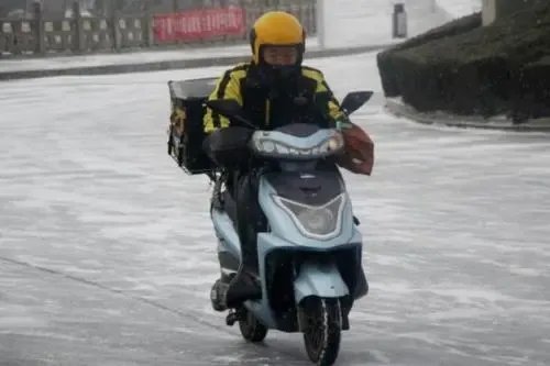 襄阳一外卖小哥高考成绩623分，他是如何边送外卖边学习的？