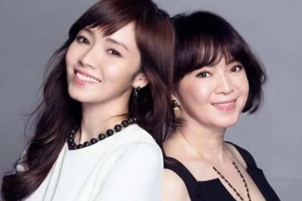 侯佩岑为何发文道歉？她母亲为什么被批？