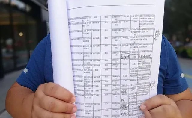 17岁男生暑假挥霍30万留学费 是否退钱引网友热议