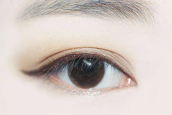 新手如何画眼线 五个技巧让你画出迷人眼线