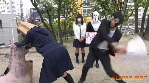 日本女高中生凶残减压方式大揭秘 被男子打屁股