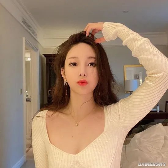 韩国美女漫画家走红网络 二次元身材亲自COS女主角