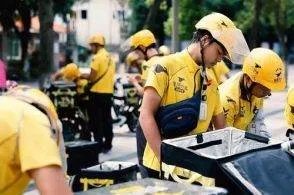 公务员周末送外卖为啥会成为热议?对此事你有什么看法?