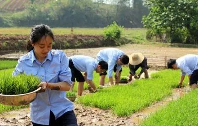 公务员周末送外卖为啥会成为热议?对此事你有什么看法?