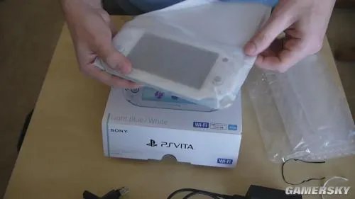 PSV新老机型对比:画面效果提升 按键更人性化